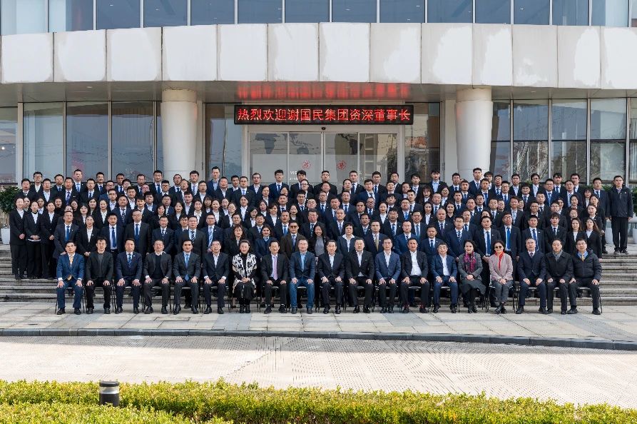 謝國民集團資深董事長與集團各事業(yè)及正大慈溪現(xiàn)代農(nóng)業(yè)生態(tài)產(chǎn)業(yè)園相關(guān)負責人、年輕干部合影留念.jpg